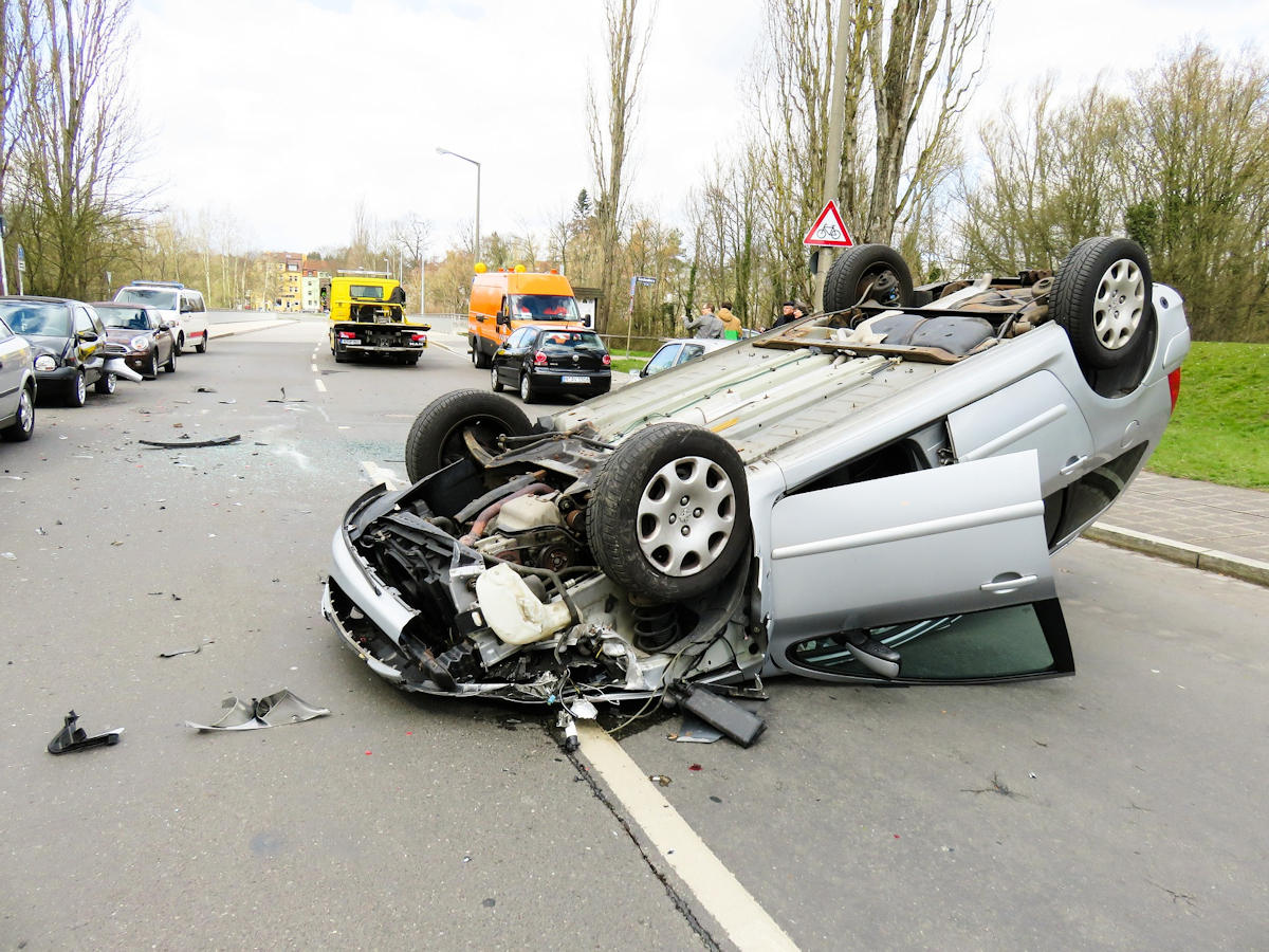 Verkehrsunfall Pkw Abschleppwagen