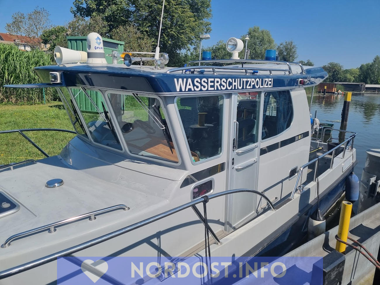 Ein Boot der Wasserschutzpolizei im Hafen der Wasserstadt Fürstenberg an der Havel festgemacht am Liegeplatz